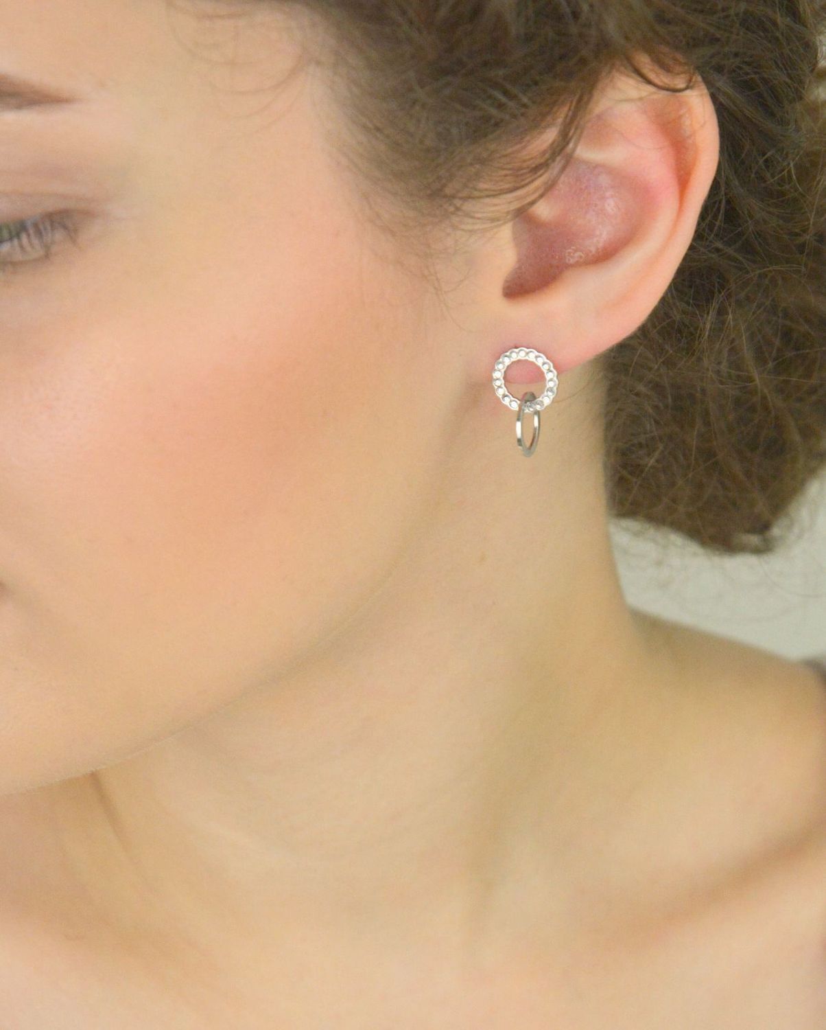 Srebrne kolczyki damskie próba 925 z dwoma kółeczkami, jedno ozdobione cyrkoniami, drugie gładkie. Zapięcie na sztyft, długość 1,7 cm. Elegancka biżuteria.1.jpg